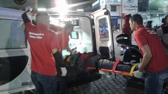 Homem é socorrido pela Brigada Anjos da Vida desacordado após ser agredido a pauladas no centro de Coité