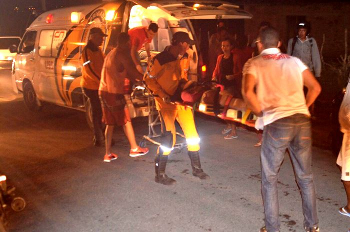 Coité – Motociclista sofre acidente, jovem vai prestar socorro e é atropelada por carro