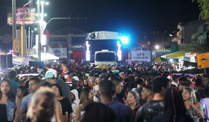 Cansanção: Arrastão do Povo aconteceu debaixo de muita chuva no último dia da Festa de Senhora Santana