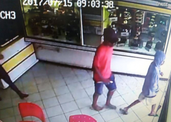 Menores assaltam Ótica no Centro de Serrinha