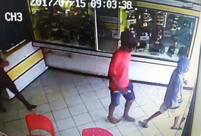 Menores assaltam Ótica no Centro de Serrinha