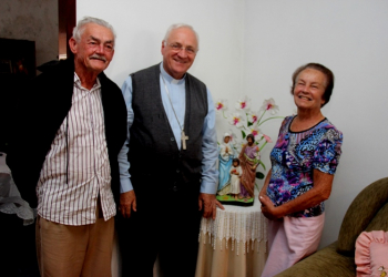 Missão Católica em Coité – Bispo visita casal de idosos no momento que assistia missa pela TV