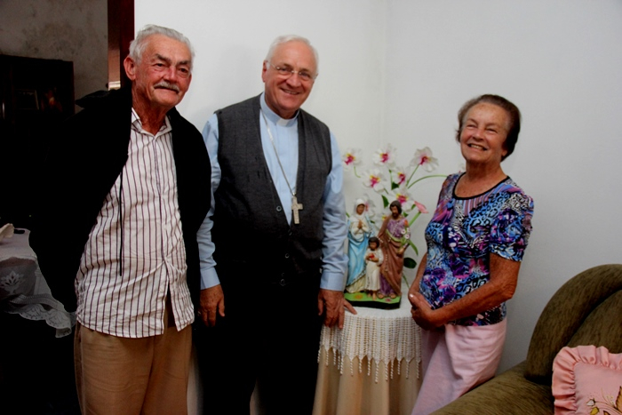 Missão Católica em Coité – Bispo visita casal de idosos no momento que assistia missa pela TV