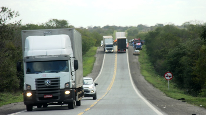 Trecho Riachão do Jacuípe / Posto Trevo tem 57 km de distância e 57 placas de ultrapassagem proibida