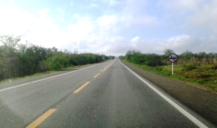 Trecho Riachão do Jacuípe / Posto Trevo tem 57 km de distância e 57 placas de ultrapassagem proibida