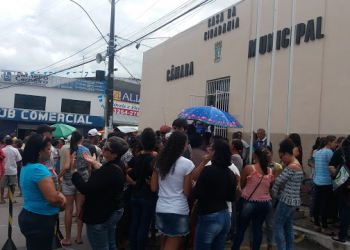 Riachão do Jacuípe: após votação em projeto polêmico, população agride vereador que sai escoltado pela Polícia