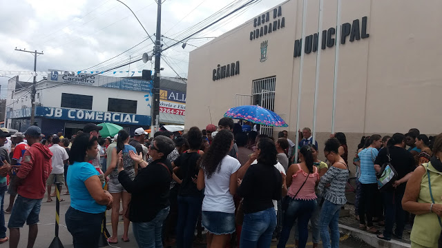 Riachão do Jacuípe: após votação em projeto polêmico, população agride vereador que sai escoltado pela Polícia