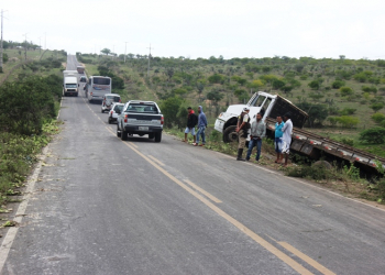 Caminhão carregado de banana tomba na BA 120 depois de pneu dianteiro estourar