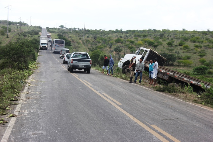 Caminhão carregado de banana tomba na BA 120 depois de pneu dianteiro estourar