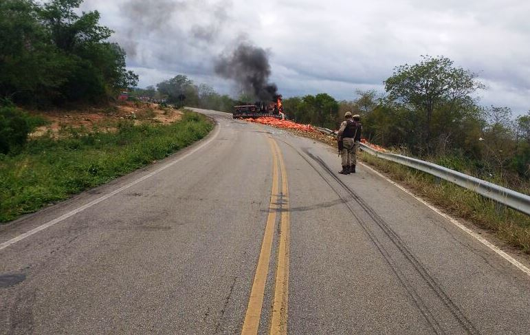 Caminhoneiro morre carbonizado em acidente na BA 131