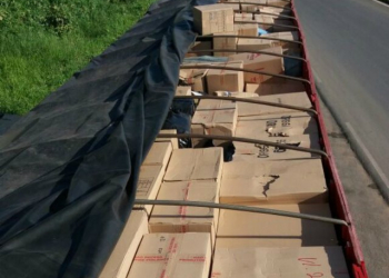 PRF apreende carga com 30 mil pares de sapatos falsificados na BR-110