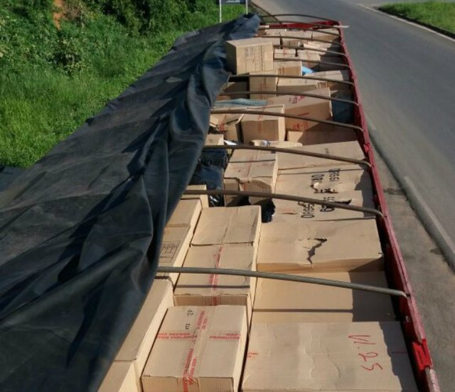 PRF apreende carga com 30 mil pares de sapatos falsificados na BR-110