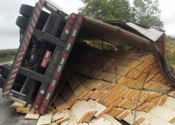 Carreta carregada de madeira tomba na BR-116/Norte