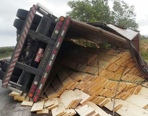 Carreta carregada de madeira tomba na BR-116/Norte