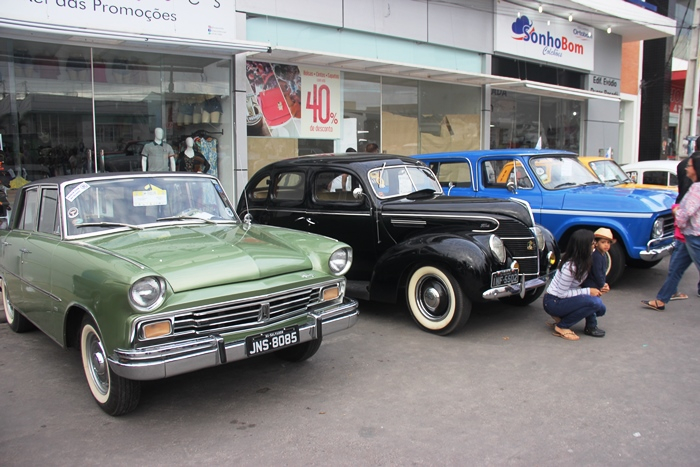Coité – Exposição de carros antigos atrai curiosos a Praça da Babilônia