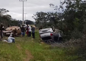Colisão traseira na BA 120 termina com os dois veículos virados fora da pista
