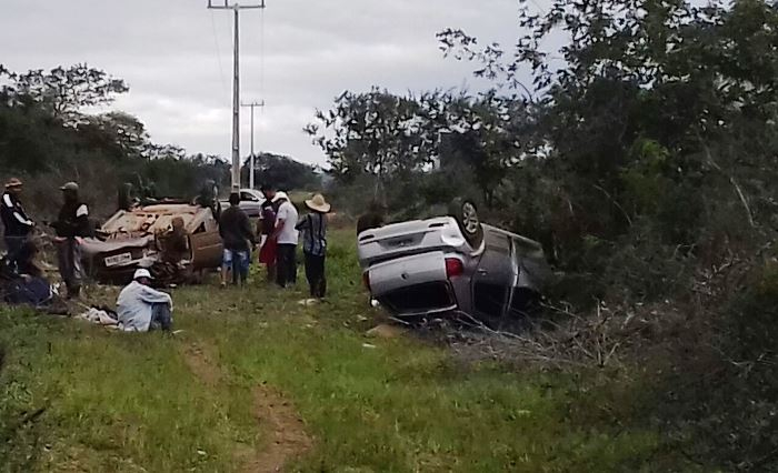 Colisão traseira na BA 120 termina com os dois veículos virados fora da pista