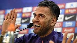 Daniel Alves oficializa transferência para o PSG