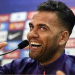 Daniel Alves oficializa transferência para o PSG