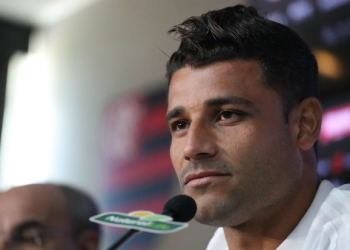 Meia Ederson, do Flamengo, revela que está com tumor no testículo