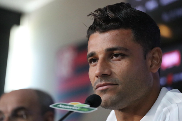 Meia Ederson, do Flamengo, revela que está com tumor no testículo