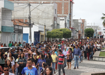 Missão Católica em Coité é encerrada com grande caminhada e missa no ginásio de esportes