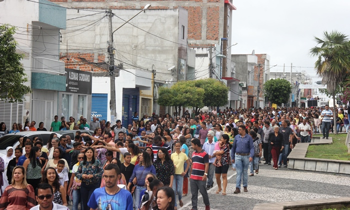 Missão Católica em Coité é encerrada com grande caminhada e missa no ginásio de esportes