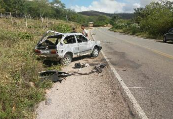 Homem morre e três ficam feridos em capotamento na BR 324