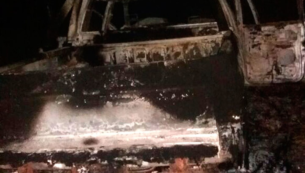 Motorista é assassinado a pauladas e tem carro incendiado após atropelar e matar três pessoas
