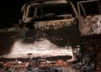 Motorista é assassinado a pauladas e tem carro incendiado após atropelar e matar três pessoas