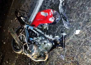 Imprudência: moto com quatro pessoas bate em caminhão e três morrem