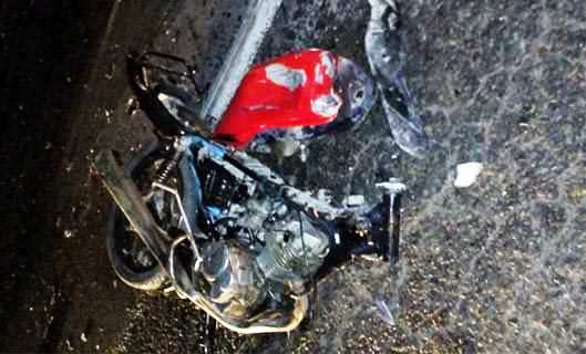 Imprudência: moto com quatro pessoas bate em caminhão e três morrem
