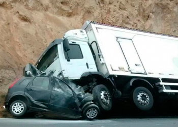 Uma pessoa morre após parte de carro ser esmagada por caminhão em acidente na Bahia