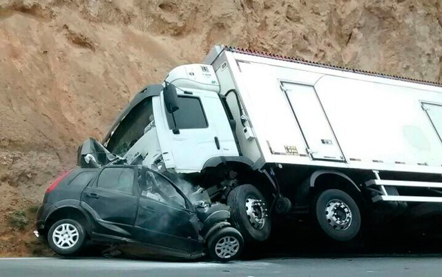 Uma pessoa morre após parte de carro ser esmagada por caminhão em acidente na Bahia