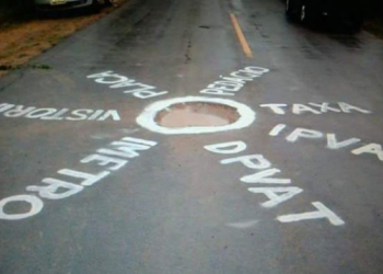 Moradores de Itiúba pintam “buracos” da BA-381 com os nomes dos impostos que o governo cobra