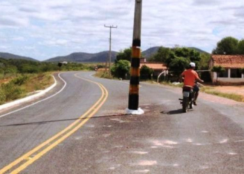 CE – Motoristas dividem faixas de rodovia nordestina com 4 postes de energia elétrica
