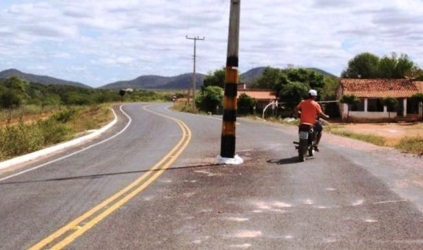 CE – Motoristas dividem faixas de rodovia nordestina com 4 postes de energia elétrica