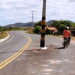 CE – Motoristas dividem faixas de rodovia nordestina com 4 postes de energia elétrica