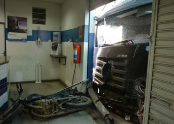 Conquista: Mulher morre e nove ficam feridos após caminhão desgovernado descer ladeira