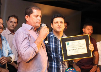 Prefeito entrega titulo de cidadão gavionense a Del Feliz durante festa de São Pedro