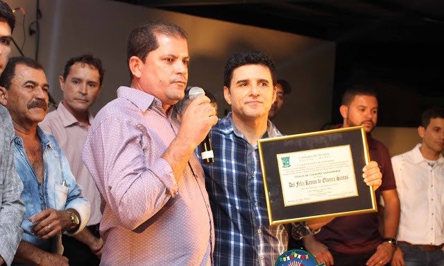 Prefeito entrega titulo de cidadão gavionense a Del Feliz durante festa de São Pedro