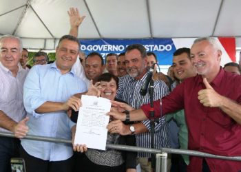 Itiúba – Rui assina ordem de serviço para recuperação da BA 381 e deputados ‘sentem na pele’ ao chegarem atrasados por conta da buraqueira da mesma