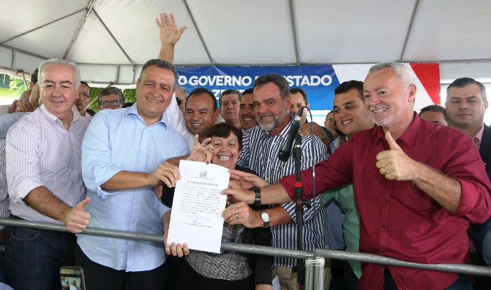 Itiúba – Rui assina ordem de serviço para recuperação da BA 381 e deputados ‘sentem na pele’ ao chegarem atrasados por conta da buraqueira da mesma