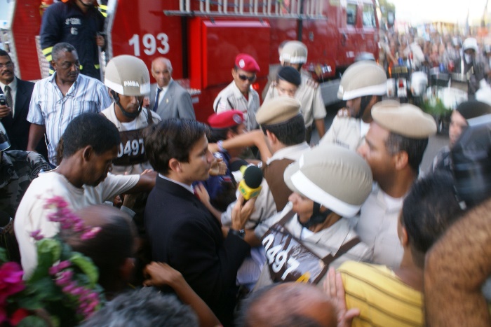 Neste momento repórter da Band e o fotógrafo Raimundo Mascarenhas foram impedidos de ter acesso ao cemitério 