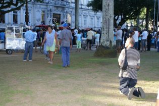 Fãs de ACM se despediram da forma que acharam conviniente| Foto: Raimundo Mascarenhas