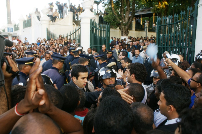 Acesso ao cemitério foi restrito e só acompanhou a descida do caixão órgãos de imprensa que chegou primeiro ao local e familiares| Foto: Raimundo Mascarenhas