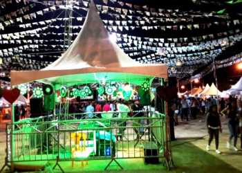 São Pedro em América Dourada ganha ornamentação em homenagem a Chacrinha