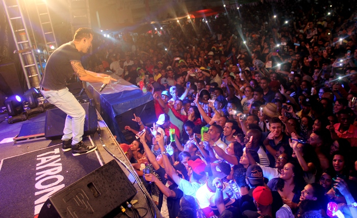 Primeiro dia do São Pedro de Retirolândia teve recorde de público; Tayrone emocionou a multidão