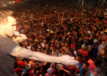 Primeiro dia do São Pedro de Retirolândia teve recorde de público; Tayrone emocionou a multidão