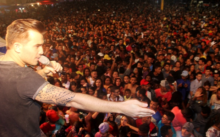 Primeiro dia do São Pedro de Retirolândia teve recorde de público; Tayrone emocionou a multidão